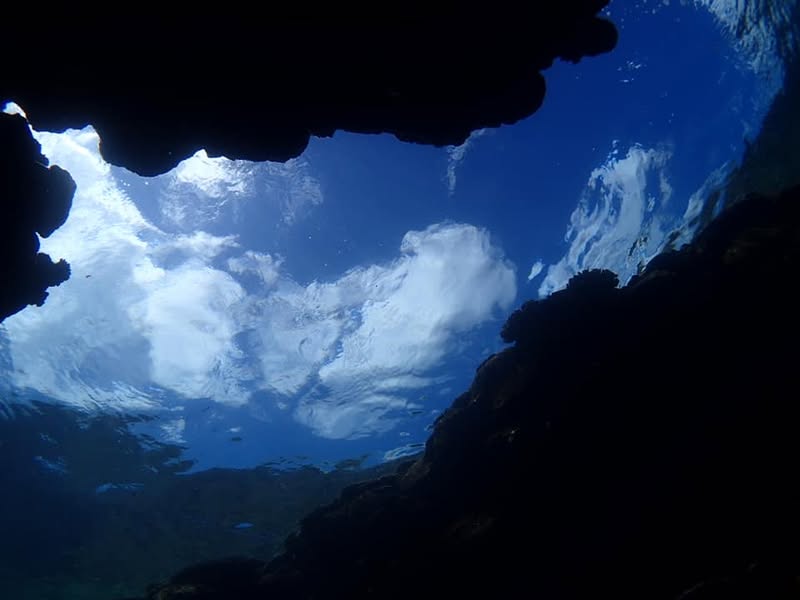 洞窟の出口から見上げた空