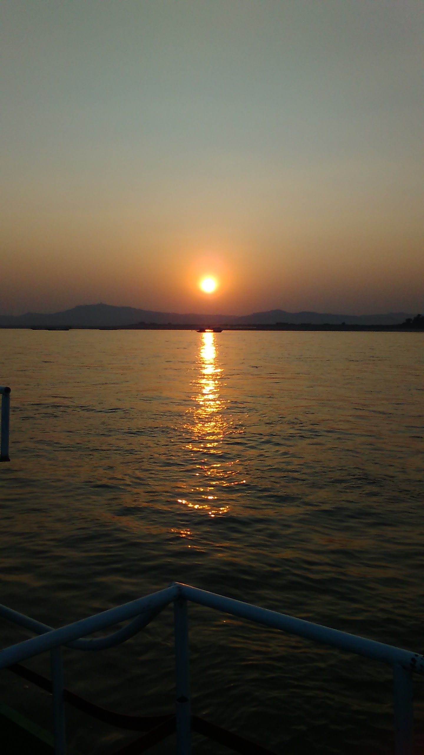 インレー湖では水上家屋のコテージに泊まりました